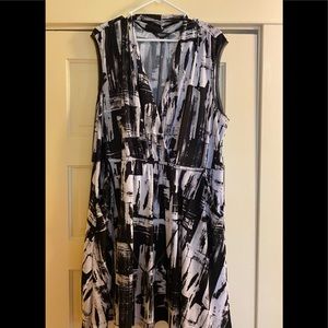 Vera Wang black and white knee length dress. XL, lightweight with pockets.